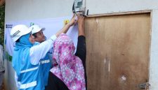 Direktur Keuangan PLN, Sinthya Roesly (kiri), disambut hangat oleh Juniah (kanan), salah satu penerima manfaat sambungan listrik gratis di Desa Pejamben, Kecamatan Carita, Kabupaten Pandeglang, Banten. Momen bahagia itu menjadi saksi pertama kalinya rumah Juniah memiliki sambungan listrik mandiri.