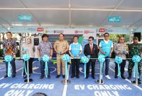 Wakil Wali Kota Jakarta Timur, Kusmanto (empat dari kiri) bersama Anggota Komisi XI DPR RI, Annisa Mahesa (dua dari kiri), Senior Advisor PT High Volt Technologi (HVT), Herman Darnel Ibrahim (tiga dari kiri), Direktur Retail dan Niaga PLN Adi Priyanto (tengah), General Manager PLN UID Jakarta Raya Andy Adchaminoerdin (tiga dari kanan), serta jajaran Forkopimda dan mitra strategis melakukan pengguntingan pita sebagai tanda peresmian SPKLU Center pertama di Jakarta yang berlokasi di Rest Area KM 10,6 Tol Jagorawi, Senin (2/11).