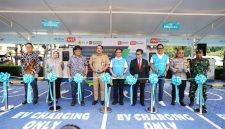 Wakil Wali Kota Jakarta Timur, Kusmanto (empat dari kiri) bersama Anggota Komisi XI DPR RI, Annisa Mahesa (dua dari kiri), Senior Advisor PT High Volt Technologi (HVT), Herman Darnel Ibrahim (tiga dari kiri), Direktur Retail dan Niaga PLN Adi Priyanto (tengah), General Manager PLN UID Jakarta Raya Andy Adchaminoerdin (tiga dari kanan), serta jajaran Forkopimda dan mitra strategis melakukan pengguntingan pita sebagai tanda peresmian SPKLU Center pertama di Jakarta yang berlokasi di Rest Area KM 10,6 Tol Jagorawi, Senin (2/11).