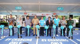 Wakil Wali Kota Jakarta Timur, Kusmanto (empat dari kiri) bersama Anggota Komisi XI DPR RI, Annisa Mahesa (dua dari kiri), Senior Advisor PT High Volt Technologi (HVT), Herman Darnel Ibrahim (tiga dari kiri), Direktur Retail dan Niaga PLN Adi Priyanto (tengah), General Manager PLN UID Jakarta Raya Andy Adchaminoerdin (tiga dari kanan), serta jajaran Forkopimda dan mitra strategis melakukan pengguntingan pita sebagai tanda peresmian SPKLU Center pertama di Jakarta yang berlokasi di Rest Area KM 10,6 Tol Jagorawi, Senin (2/11).