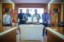 Disaksikan oleh Kepala Dinas ESDM Provinsi Jawa Tengah, Agus Sugiharto (tiga dari kiri), General Manager PLN UID Jateng & DIY, Bramantyo Anggun Pambudi (dua dari kanan), Direktur PT Jawa Tengah Lahan Andalan, Andi (kiri), VP Pelanggan Korporasi dan Bisnis Individu PLN, Faisal Muslim (dua dari kiri) dan Senior Manager Niaga dan Manajemen Pelanggan PLN UID Jateng & DIY, Darmadi (kanan), penandatanganan Perjanjian Jual Beli Tenaga Listrik (PJBTL) dilakukan oleh Direktur PT Seafood Indonesia, Mr. Hu Zheng Ke (tengah) dan Manager PLN UP3 Grobogan, Anjar Widyatama (tiga dari kanan) pada Selasa, (28/10).