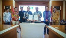 Disaksikan oleh Kepala Dinas ESDM Provinsi Jawa Tengah, Agus Sugiharto (tiga dari kiri), General Manager PLN UID Jateng & DIY, Bramantyo Anggun Pambudi (dua dari kanan), Direktur PT Jawa Tengah Lahan Andalan, Andi (kiri), VP Pelanggan Korporasi dan Bisnis Individu PLN, Faisal Muslim (dua dari kiri) dan Senior Manager Niaga dan Manajemen Pelanggan PLN UID Jateng & DIY, Darmadi (kanan), penandatanganan Perjanjian Jual Beli Tenaga Listrik (PJBTL) dilakukan oleh Direktur PT Seafood Indonesia, Mr. Hu Zheng Ke (tengah) dan Manager PLN UP3 Grobogan, Anjar Widyatama (tiga dari kanan) pada Selasa, (28/10).