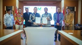 Disaksikan oleh Kepala Dinas ESDM Provinsi Jawa Tengah, Agus Sugiharto (tiga dari kiri), General Manager PLN UID Jateng & DIY, Bramantyo Anggun Pambudi (dua dari kanan), Direktur PT Jawa Tengah Lahan Andalan, Andi (kiri), VP Pelanggan Korporasi dan Bisnis Individu PLN, Faisal Muslim (dua dari kiri) dan Senior Manager Niaga dan Manajemen Pelanggan PLN UID Jateng & DIY, Darmadi (kanan), penandatanganan Perjanjian Jual Beli Tenaga Listrik (PJBTL) dilakukan oleh Direktur PT Seafood Indonesia, Mr. Hu Zheng Ke (tengah) dan Manager PLN UP3 Grobogan, Anjar Widyatama (tiga dari kanan) pada Selasa, (28/10).
