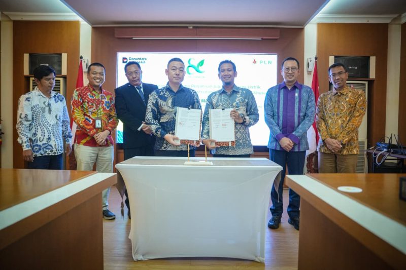 Disaksikan oleh Kepala Dinas ESDM Provinsi Jawa Tengah, Agus Sugiharto (tiga dari kiri), General Manager PLN UID Jateng & DIY, Bramantyo Anggun Pambudi (dua dari kanan), Direktur PT Jawa Tengah Lahan Andalan, Andi (kiri), VP Pelanggan Korporasi dan Bisnis Individu PLN, Faisal Muslim (dua dari kiri) dan Senior Manager Niaga dan Manajemen Pelanggan PLN UID Jateng & DIY, Darmadi (kanan), penandatanganan Perjanjian Jual Beli Tenaga Listrik (PJBTL) dilakukan oleh Direktur PT Seafood Indonesia, Mr. Hu Zheng Ke (tengah) dan Manager PLN UP3 Grobogan, Anjar Widyatama (tiga dari kanan) pada Selasa, (28/10).