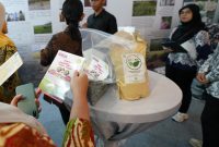 Tampak beberapa produk olahan Fly Ash Bottom Ash (FABA) Pembangkit Listrik Tenaga Uap (PLTU) PLN Group, kompos dan bio fertilizer. Melalui 47 PLTU yang tersebar di Indonesia, potensi FABA sebanyak 1,2 juta ton per tahun dapat dimanfaatkan untuk berbagai produk bernilai ekonomi tinggi.