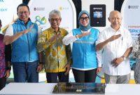 Penandatanganan prasasti oleh Direktur Distribusi PLN, Arsyadany G. Akmalaputri (kedua dari kanan), didampingi oleh General Manager PLN Unit Induk Distribusi Jawa Tengah dan Daerah Istimewa Yogyakarta, Bramantyo Anggun Pambudi (kiri), Asisten Sekretariat Daerah DIY Bidang Perekonomian dan Pembangunan, Tri Saktiyana (kedua dari kiri), dan Guru Besar Teknik Elektro Universitas Gajah Mada, Tumiran (kanan), sebagai simbol diresmikannya SPKLU Center di Kantor UP3 Yogyakarta, Bantul, Yogyakarta, pada Kamis (6/11).