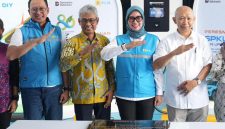 Penandatanganan prasasti oleh Direktur Distribusi PLN, Arsyadany G. Akmalaputri (kedua dari kanan), didampingi oleh General Manager PLN Unit Induk Distribusi Jawa Tengah dan Daerah Istimewa Yogyakarta, Bramantyo Anggun Pambudi (kiri), Asisten Sekretariat Daerah DIY Bidang Perekonomian dan Pembangunan, Tri Saktiyana (kedua dari kiri), dan Guru Besar Teknik Elektro Universitas Gajah Mada, Tumiran (kanan), sebagai simbol diresmikannya SPKLU Center di Kantor UP3 Yogyakarta, Bantul, Yogyakarta, pada Kamis (6/11).