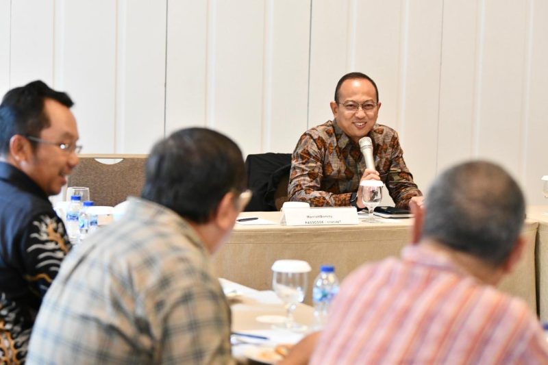 Suasana silaturahmi dan pra-penjurian Dewan Juri Anugerah Jurnalistik Pertamina 2025 bersama Corporate Secretary Pertamina Arya Dwi Paramita, di Jakarta pada Jumat 31/10/2025. Pertemuan ini mempersiapkan Dewan Juri untuk memasuki tahap seleksi dan penilaian karya AJP 2025.