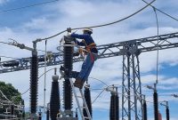 Petugas PLN tengah melakukan perbaikan dan pemeriksaan jaringan di landing point Tanjung Carat sebagai bagian dari proses recovery SKLT Sirkit II interkoneksi Sumatera–Bangka.