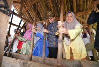 Menteri Desa Pembangunan Daerah Tertinggal Yandri Susanto bersama Jajaran Menghadiri Festival Kampung Adat Cikondang 2025 di Desa Cikondang , Pangalengan Kabupaten Bandung. minggu (9/11/2025)
