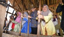 Menteri Desa Pembangunan Daerah Tertinggal Yandri Susanto bersama Jajaran Menghadiri Festival Kampung Adat Cikondang 2025 di Desa Cikondang , Pangalengan Kabupaten Bandung. minggu (9/11/2025)
