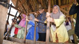 Menteri Desa Pembangunan Daerah Tertinggal Yandri Susanto bersama Jajaran Menghadiri Festival Kampung Adat Cikondang 2025 di Desa Cikondang , Pangalengan Kabupaten Bandung. minggu (9/11/2025)
