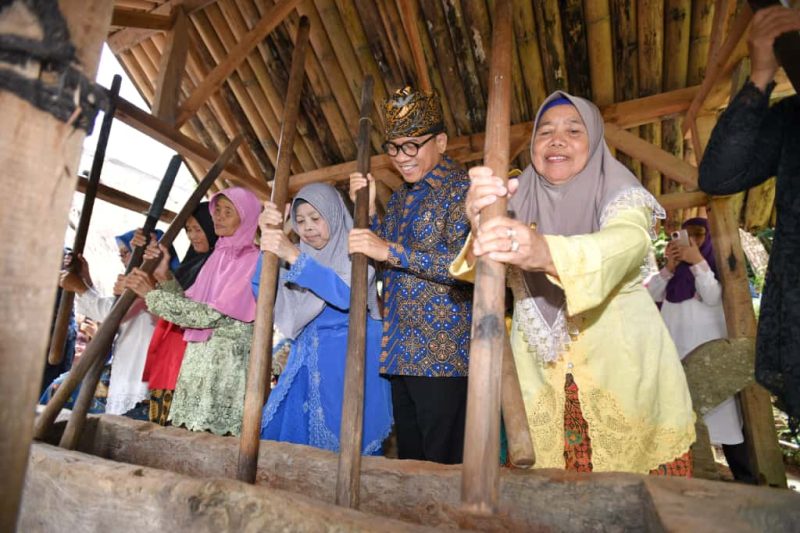 Menteri Desa Pembangunan Daerah Tertinggal Yandri Susanto bersama Jajaran Menghadiri Festival Kampung Adat Cikondang 2025 di Desa Cikondang , Pangalengan Kabupaten Bandung. minggu (9/11/2025)
