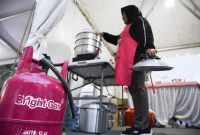 Salah satu UMKM Pertamina, Cimeler menggunakan Bright Gas saat membuka booth dalam Acara Koplo Keliling (Kopling) 2025, JIExpo Kemayoran, Jakarta, Sabtu (8/11/2025).