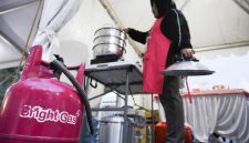 Salah satu UMKM Pertamina, Cimeler menggunakan Bright Gas saat membuka booth dalam Acara Koplo Keliling (Kopling) 2025, JIExpo Kemayoran, Jakarta, Sabtu (8/11/2025).