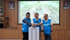 Dalam momentum Hari Pahlawan, PLN EPI merilis aplikasi marketplace biomassa untuk memperkuat pasokan cofiring pembangkit listrik, dimulai dari PLTU Adipala (660 MW, supercritical).

Kiri ke Kanan : Direktur Biomassa PLN EPI Hokkop Situngkir, Direktur Manajemen Pembangkit PT PLN (Persero) Rizal Calvary Marimbo dan Direktur Operasi Pembangkit Batubara PLN Indonesia Power Hanafi Nur Rifa'i.