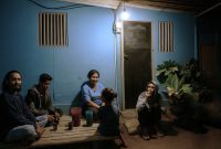 Suasana sukacita dan penuh keakraban para warga yang kini telah menikmati bantuan sambungan listrik dari Program Tirai Kasi PLN.