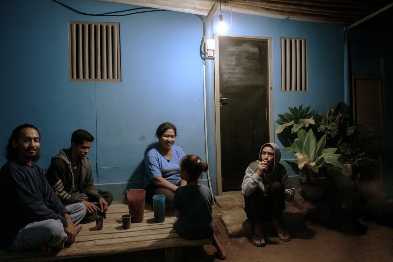 Suasana sukacita dan penuh keakraban para warga yang kini telah menikmati bantuan sambungan listrik dari Program Tirai Kasi PLN.