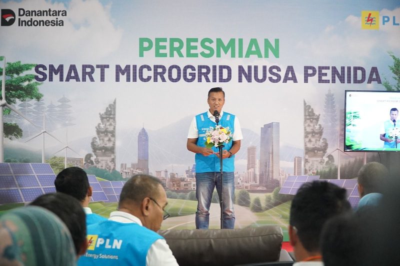 General Manager PLN Unit Induk Distribusi (UID) Bali, Eric Rossi Priyo Nugroho saat memberikan sambutan saat peresmian Smart Microgrid Nusa Penida (27/10). Dirinya menyampaikan, smart microgrid ini diharapkan mampu mengorkestrasi pembangkit dengan karakteristik berbeda, seperti Pembangkit Listrik Tenaga Diesel (PLTD), Pembangkit Listrik Tenaga Surya (PLTS), dan Battery Energy Storage System (BESS) untuk meningkatkan keandalan sistem kelistrikan di wilayah Nusa Penida.