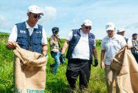 Sekretaris Kementerian Pariwisata, Bayu Aji (tengah) hadir pada acara Gerakan Wisata Bersih di Kota Pagar Alam, Sumatra Selatan, Sabtu (15/11/2025).