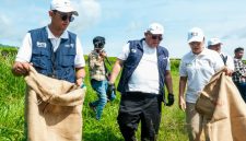 Sekretaris Kementerian Pariwisata, Bayu Aji (tengah) hadir pada acara Gerakan Wisata Bersih di Kota Pagar Alam, Sumatra Selatan, Sabtu (15/11/2025).