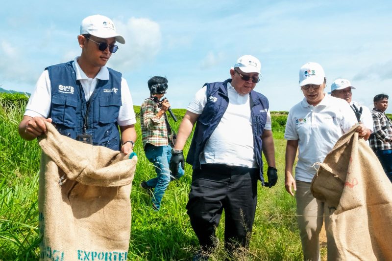 Sekretaris Kementerian Pariwisata, Bayu Aji (tengah) hadir pada acara Gerakan Wisata Bersih di Kota Pagar Alam, Sumatra Selatan, Sabtu (15/11/2025).