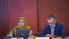 Dalam acara Stakeholder Meeting pada Jumat (7/11) di Kantor PLN di Jakarta, Executive Vice President Keuangan Korporat PLN Maya Rani Puspita (kiri) menyampaikan apresiasi atas dukungan pembiayaan dan kerja sama teknis dari Uni Eropa, KfW, dan PT SMI. Ia menegaskan bahwa kerja sama ini menjadi langkah penting dalam mempercepat pencapaian target Net Zero Emissions pada tahun 2060 atau lebih cepat.