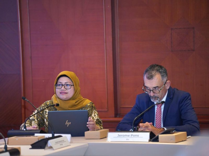 Dalam acara Stakeholder Meeting pada Jumat (7/11) di Kantor PLN di Jakarta, Executive Vice President Keuangan Korporat PLN Maya Rani Puspita (kiri) menyampaikan apresiasi atas dukungan pembiayaan dan kerja sama teknis dari Uni Eropa, KfW, dan PT SMI. Ia menegaskan bahwa kerja sama ini menjadi langkah penting dalam mempercepat pencapaian target Net Zero Emissions pada tahun 2060 atau lebih cepat.