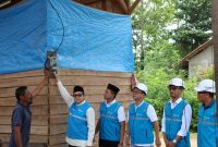 Penyalaan simbolis bantuan sambungan listrik gratis program Light Up The Dream oleh Komisaris Independen PLN, Ali Masykur Musa (kedua dari kiri), didampingi oleh General Manager PLN Unit Induk Distribusi Sulawesi Selatan, Sulawesi Tenggara, dan Sulawesi Barat, Edyansyah (ketiga dari kiri), di rumah salah satu penerima manfaat, Sofyanto (kiri), di Kabupaten Konawe, Sulawesi Tenggara, pada Minggu (16/11).