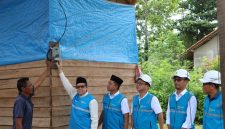 Penyalaan simbolis bantuan sambungan listrik gratis program Light Up The Dream oleh Komisaris Independen PLN, Ali Masykur Musa (kedua dari kiri), didampingi oleh General Manager PLN Unit Induk Distribusi Sulawesi Selatan, Sulawesi Tenggara, dan Sulawesi Barat, Edyansyah (ketiga dari kiri), di rumah salah satu penerima manfaat, Sofyanto (kiri), di Kabupaten Konawe, Sulawesi Tenggara, pada Minggu (16/11).