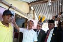 Menteri Energi dan Sumber Daya Mineral (ESDM), Bahlil Lahadalia (kedua dari kiri) didampingi Bupati Fakfak, Samaun Dahlan (kedua dari kanan), dan Sekretaris Daerah Provinsi Papua Barat, Ali Baham Temongmere (kanan) menyalakan listrik secara simbolis di rumah Arobi Namudat (kiri), salah satu penerima manfaat Bantuan Pasang Baru Listrik (BPBL) di Desa Fakfak Selatan, Kabupaten Fakfak pada Minggu (16/11). Sebanyak 100 keluarga prasejahtera di Kabupaten Fakfak, Papua Barat kini telah menikmati listrik lewat bantuan penyambungan gratis tersebut.
