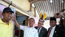 Menteri Energi dan Sumber Daya Mineral (ESDM), Bahlil Lahadalia (kedua dari kiri) didampingi Bupati Fakfak, Samaun Dahlan (kedua dari kanan), dan Sekretaris Daerah Provinsi Papua Barat, Ali Baham Temongmere (kanan) menyalakan listrik secara simbolis di rumah Arobi Namudat (kiri), salah satu penerima manfaat Bantuan Pasang Baru Listrik (BPBL) di Desa Fakfak Selatan, Kabupaten Fakfak pada Minggu (16/11). Sebanyak 100 keluarga prasejahtera di Kabupaten Fakfak, Papua Barat kini telah menikmati listrik lewat bantuan penyambungan gratis tersebut.