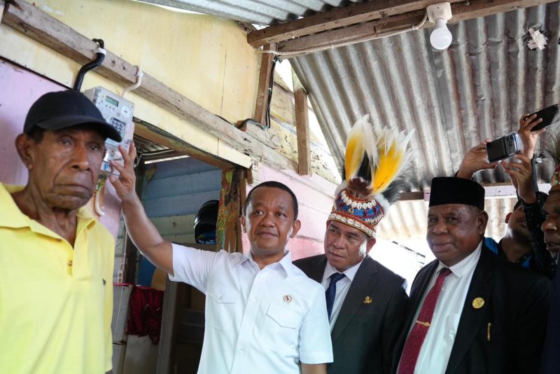 Menteri Energi dan Sumber Daya Mineral (ESDM), Bahlil Lahadalia (kedua dari kiri) didampingi Bupati Fakfak, Samaun Dahlan (kedua dari kanan), dan Sekretaris Daerah Provinsi Papua Barat, Ali Baham Temongmere (kanan) menyalakan listrik secara simbolis di rumah Arobi Namudat (kiri), salah satu penerima manfaat Bantuan Pasang Baru Listrik (BPBL) di Desa Fakfak Selatan, Kabupaten Fakfak pada Minggu (16/11). Sebanyak 100 keluarga prasejahtera di Kabupaten Fakfak, Papua Barat kini telah menikmati listrik lewat bantuan penyambungan gratis tersebut.