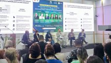 Suasana diskusi panel bertajuk “Scaling Up Carbon Markets” pada Selasa, (11/11) di COP30 Belém, Brasil. Diskusi panel ini dihadiri oleh Wakil Ketua MPR, Eddy Soeparno (ketiga dari kanan), Direktur Tata Kelola Harga Karbon, Kementerian LHK, Ignatius Wahyu Marjaka (kedua dari kanan), Acting Head of the Climate Section, Kementerian Iklim dan Lingkungan Norwegia, Erling Motzfeldt Kravik (kanan), Direktur TNK PLN, Evy Haryadi (kiri), CEO Gold Standard, Margaret Kim (kedua dari kiri), dan EVP Transisi Energi dan Keberlanjutan PLN, Kamia Handayani (ketiga dari kiri).