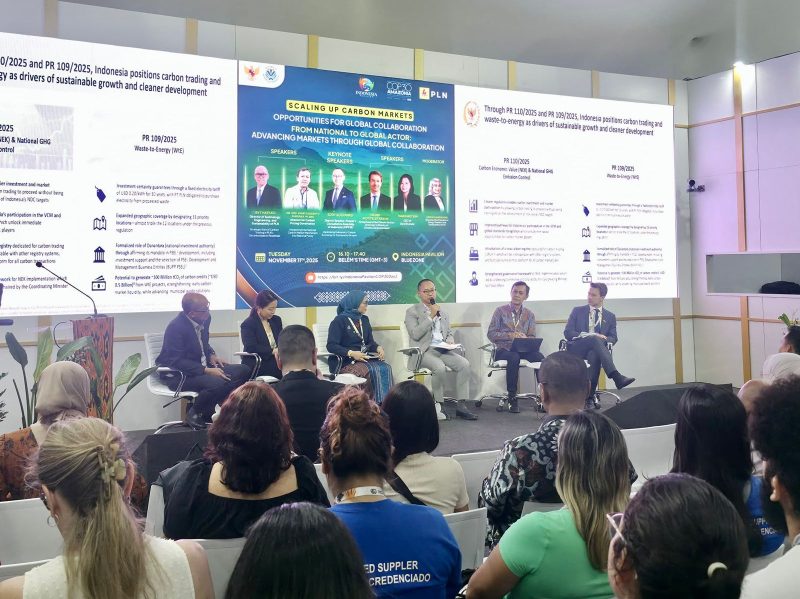 Suasana diskusi panel bertajuk “Scaling Up Carbon Markets” pada Selasa, (11/11) di COP30 Belém, Brasil. Diskusi panel ini dihadiri oleh Wakil Ketua MPR, Eddy Soeparno (ketiga dari kanan), Direktur Tata Kelola Harga Karbon, Kementerian LHK, Ignatius Wahyu Marjaka (kedua dari kanan), Acting Head of the Climate Section, Kementerian Iklim dan Lingkungan Norwegia, Erling Motzfeldt Kravik (kanan), Direktur TNK PLN, Evy Haryadi (kiri), CEO Gold Standard, Margaret Kim (kedua dari kiri), dan EVP Transisi Energi dan Keberlanjutan PLN, Kamia Handayani (ketiga dari kiri).