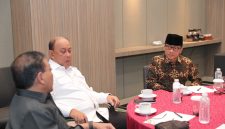 Menteri Desa dan Pembangunan Daerah Tertinggal Yandri Susanto didampingi Sekretaris Jenderal Taufik Madjid dan Kepala Biro Hubungan Masyarakat Andi Nita Arie menghadiri Presentasi Uji Publik, Monitoring dan Evaluasi Keterbukaan Informasi Publik Tahun 2025 yang diselenggarakan di Grand Mercure Kemayoran Jakarta Pusat, Rabu (19/11/2025).
Dok. SIgit Purwanto/Humas Kemendes PDT