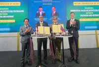 Menteri Lingkungan Hidup Republik Indonesia, Hanif Faisol Nurofiq (kiri) berfoto bersama Menteri Iklim dan Lingkungan Hidup Norwegia, Andreas Bjelland Eriksen (kanan), Direktur Teknologi, Engineering, dan Keberlanjutan PLN, Evy Haryadi (kedua dari kiri), dan Direktur Eksekutif Global Green Growth Institute (GGGI), Sang-Hyup Kim (kedua dari kanan) setelah penandatanganan Mutual Expression of Intent Generation-Based Incentive Programme antara PLN dan GGGI di Paviliun Indonesia, Belém, Brazil dalam Conference of the Parties ke-30 (COP30) pada Kamis (13/11).