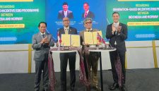 Menteri Lingkungan Hidup Republik Indonesia, Hanif Faisol Nurofiq (kiri) berfoto bersama Menteri Iklim dan Lingkungan Hidup Norwegia, Andreas Bjelland Eriksen (kanan), Direktur Teknologi, Engineering, dan Keberlanjutan PLN, Evy Haryadi (kedua dari kiri), dan Direktur Eksekutif Global Green Growth Institute (GGGI), Sang-Hyup Kim (kedua dari kanan) setelah penandatanganan Mutual Expression of Intent Generation-Based Incentive Programme antara PLN dan GGGI di Paviliun Indonesia, Belém, Brazil dalam Conference of the Parties ke-30 (COP30) pada Kamis (13/11).