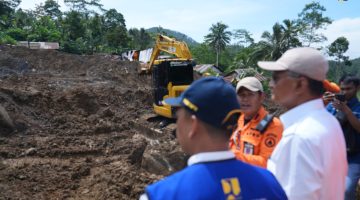 Tinjau Longsor Banjarnegara, Menteri Dody Terjunkan 18 Excavator