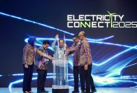 Simbolis pembukaan Electricity Connect 2025 pada Rabu (19/11) yang dilakukan oleh Kepala Staf Kepresidenan, Muhammad Qodari (tengah), Staf Ahli Menteri ESDM Bidang Perencanaan Strategis, Jisman P. Hutajulu (kedua dari kiri), Direktur Utama PLN, Darmawan Prasodjo (kedua dari kanan), Ketua Umum MKI, Evy Haryadi (kanan), Sekjen MKI sekaligus Ketua Panitia Pelaksana Electricity Connect 2025, Arsyadany G. Akmalaputri (kiri).