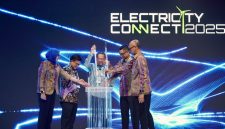Simbolis pembukaan Electricity Connect 2025 pada Rabu (19/11) yang dilakukan oleh Kepala Staf Kepresidenan, Muhammad Qodari (tengah), Staf Ahli Menteri ESDM Bidang Perencanaan Strategis, Jisman P. Hutajulu (kedua dari kiri), Direktur Utama PLN, Darmawan Prasodjo (kedua dari kanan), Ketua Umum MKI, Evy Haryadi (kanan), Sekjen MKI sekaligus Ketua Panitia Pelaksana Electricity Connect 2025, Arsyadany G. Akmalaputri (kiri).
