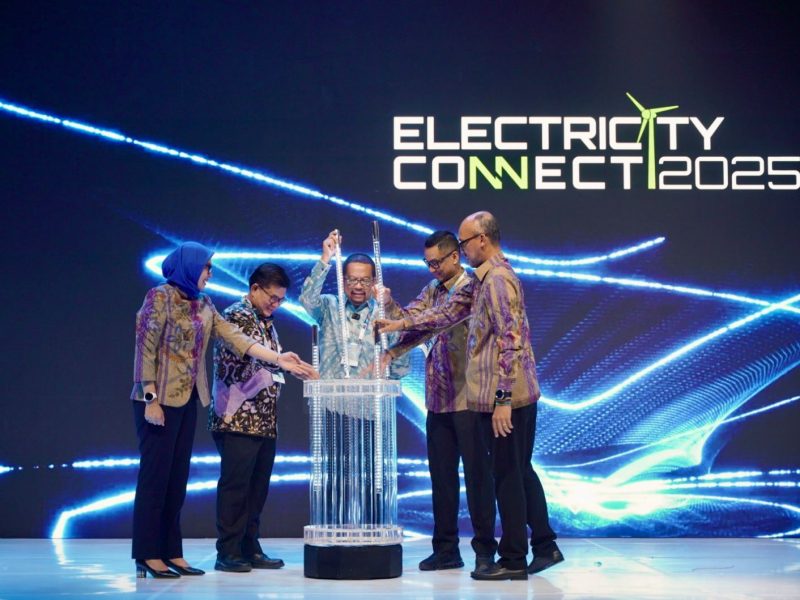 Simbolis pembukaan Electricity Connect 2025 pada Rabu (19/11) yang dilakukan oleh Kepala Staf Kepresidenan, Muhammad Qodari (tengah), Staf Ahli Menteri ESDM Bidang Perencanaan Strategis, Jisman P. Hutajulu (kedua dari kiri), Direktur Utama PLN, Darmawan Prasodjo (kedua dari kanan), Ketua Umum MKI, Evy Haryadi (kanan), Sekjen MKI sekaligus Ketua Panitia Pelaksana Electricity Connect 2025, Arsyadany G. Akmalaputri (kiri).