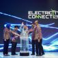 Simbolis pembukaan Electricity Connect 2025 pada Rabu (19/11) yang dilakukan oleh Kepala Staf Kepresidenan, Muhammad Qodari (tengah), Staf Ahli Menteri ESDM Bidang Perencanaan Strategis, Jisman P. Hutajulu (kedua dari kiri), Direktur Utama PLN, Darmawan Prasodjo (kedua dari kanan), Ketua Umum MKI, Evy Haryadi (kanan), Sekjen MKI sekaligus Ketua Panitia Pelaksana Electricity Connect 2025, Arsyadany G. Akmalaputri (kiri).