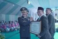 Menteri Imigrasi dan Pemasyarakatan RI, Agus Andrianto (depan kiri) ketika memberikan piagam penghargaan kepada Direktur Retail dan Niaga PLN, Adi Priyanto (depan kanan) atas komitmen PLN dalam memberdayakan warga binaan Lapas Nusakambangan melalui Program Nusakambangan Berdaya.