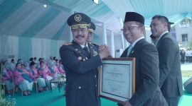 Menteri Imigrasi dan Pemasyarakatan RI, Agus Andrianto (depan kiri) ketika memberikan piagam penghargaan kepada Direktur Retail dan Niaga PLN, Adi Priyanto (depan kanan) atas komitmen PLN dalam memberdayakan warga binaan Lapas Nusakambangan melalui Program Nusakambangan Berdaya.