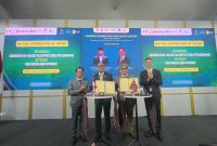 Menteri Lingkungan Hidup/Kepala Badan Pengendalian Lingkungan Hidup Republik Indonesia, Hanif Faisol Nurofiq (kiri) berfoto bersama Menteri Iklim dan Lingkungan Hidup Norwegia, Andreas Bjelland Eriksen (kanan), Direktur Teknologi, Engineering, dan Keberlanjutan PLN, Evy Haryadi (kedua dari kiri), dan Direktur Eksekutif Global Green Growth Institute (GGGI), Sang-Hyup Kim (kedua dari kanan) setelah penandatanganan Mutual Expression of Intent antara PLN dan GGGI di Paviliun Indonesia pada COP30 di Belém, Brasil, pada Kamis (13/11).