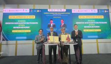 Menteri Lingkungan Hidup/Kepala Badan Pengendalian Lingkungan Hidup Republik Indonesia, Hanif Faisol Nurofiq (kiri) berfoto bersama Menteri Iklim dan Lingkungan Hidup Norwegia, Andreas Bjelland Eriksen (kanan), Direktur Teknologi, Engineering, dan Keberlanjutan PLN, Evy Haryadi (kedua dari kiri), dan Direktur Eksekutif Global Green Growth Institute (GGGI), Sang-Hyup Kim (kedua dari kanan) setelah penandatanganan Mutual Expression of Intent antara PLN dan GGGI di Paviliun Indonesia pada COP30 di Belém, Brasil, pada Kamis (13/11).