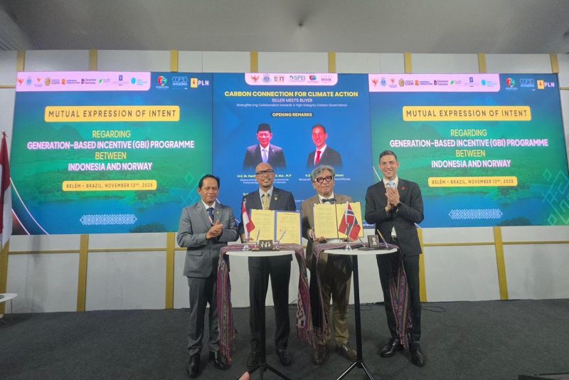 Menteri Lingkungan Hidup/Kepala Badan Pengendalian Lingkungan Hidup Republik Indonesia, Hanif Faisol Nurofiq (kiri) berfoto bersama Menteri Iklim dan Lingkungan Hidup Norwegia, Andreas Bjelland Eriksen (kanan), Direktur Teknologi, Engineering, dan Keberlanjutan PLN, Evy Haryadi (kedua dari kiri), dan Direktur Eksekutif Global Green Growth Institute (GGGI), Sang-Hyup Kim (kedua dari kanan) setelah penandatanganan Mutual Expression of Intent antara PLN dan GGGI di Paviliun Indonesia pada COP30 di Belém, Brasil, pada Kamis (13/11).