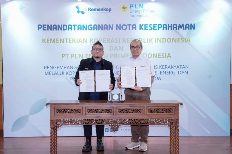 Kementerian Koperasi (Kemenkop) bersama PT PLN Energi Primer Indonesia (PLN EPI) resmi menandatangani Nota Kesepahaman (MoU) terkait pengembangan ekosistem biomassa berbasis kerakyatan melalui Koperasi untuk mendukung transisi energi dan pencapaian target Net Zero Emission pada Jumat (21/11).