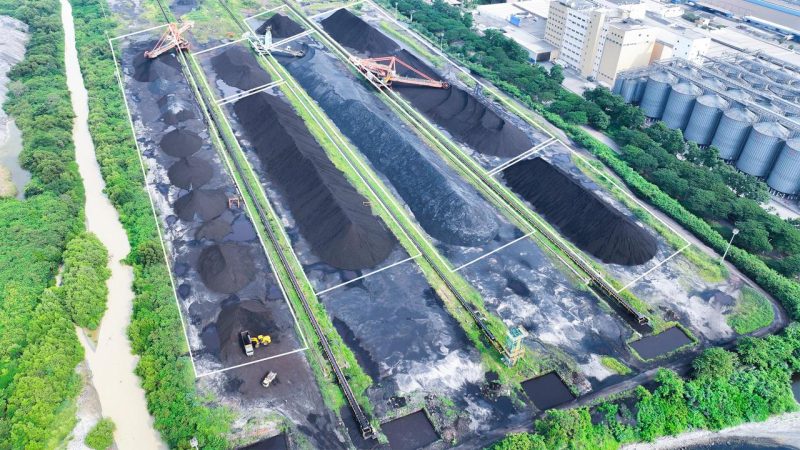 Hingga Oktober 2025, Coal Blending Facility (CBF)  telah menyalurkan 1,76 juta metrik ton Medium Rank Coal (MRC) ke sejumlah PLTU strategis di Jawa seperti Jawa 7, Suralaya, Lontar, hingga Indramayu. Fasilitas yang dioperasikan bersama Krakatau Bandar Samudra (KBS) ini memadukan batubara kalori rendah (LRC) dan tinggi (HRC) untuk menghasilkan MRC sesuai spesifikasi boiler PLTU.